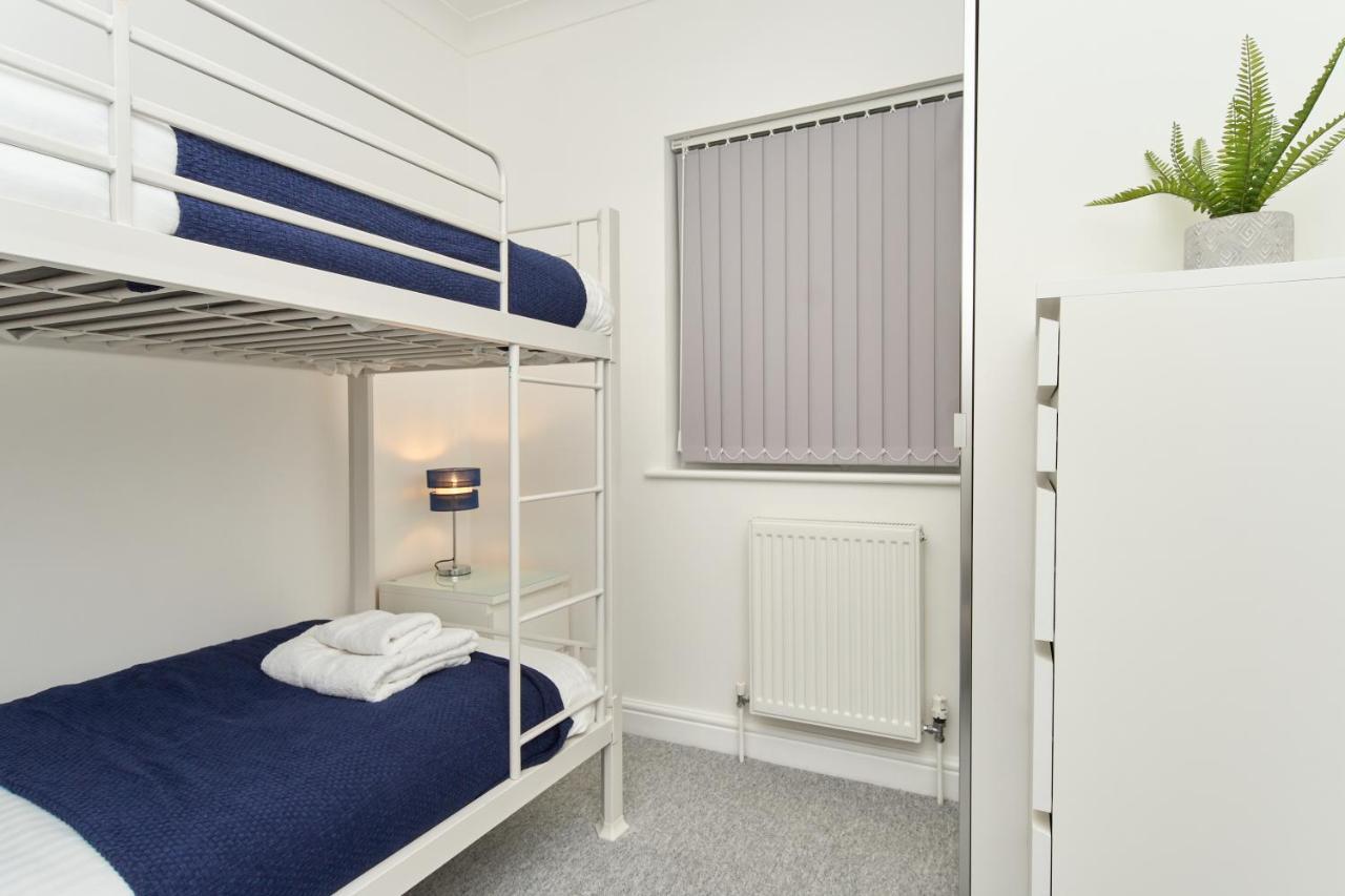 Beautiful 3 Bed Apartment In Bonchurch - Nr Ventnor - Large Outside Terrace & Parking - Dog Friendly - The Perfect Choice For Couples, Friends, Families - 5 Mins To Beach المظهر الخارجي الصورة