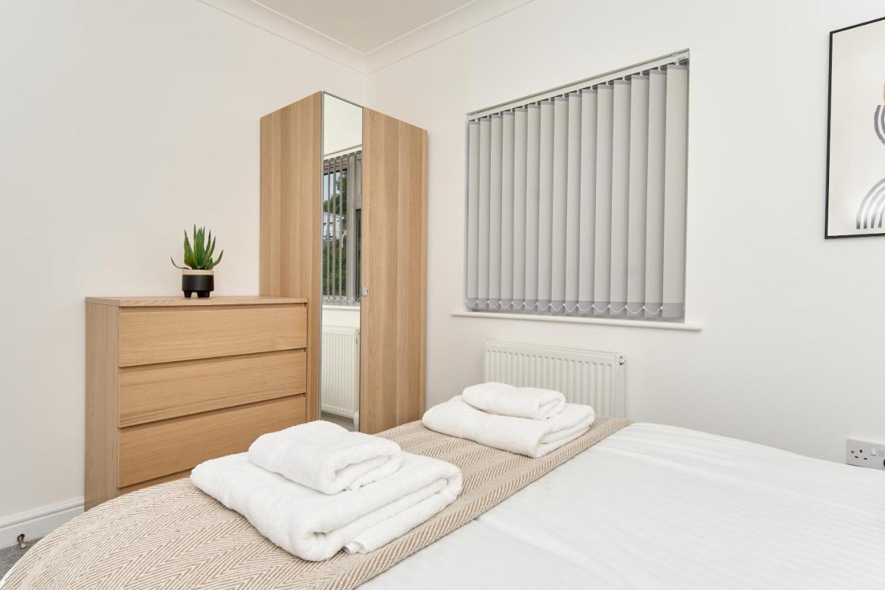 Beautiful 3 Bed Apartment In Bonchurch - Nr Ventnor - Large Outside Terrace & Parking - Dog Friendly - The Perfect Choice For Couples, Friends, Families - 5 Mins To Beach المظهر الخارجي الصورة