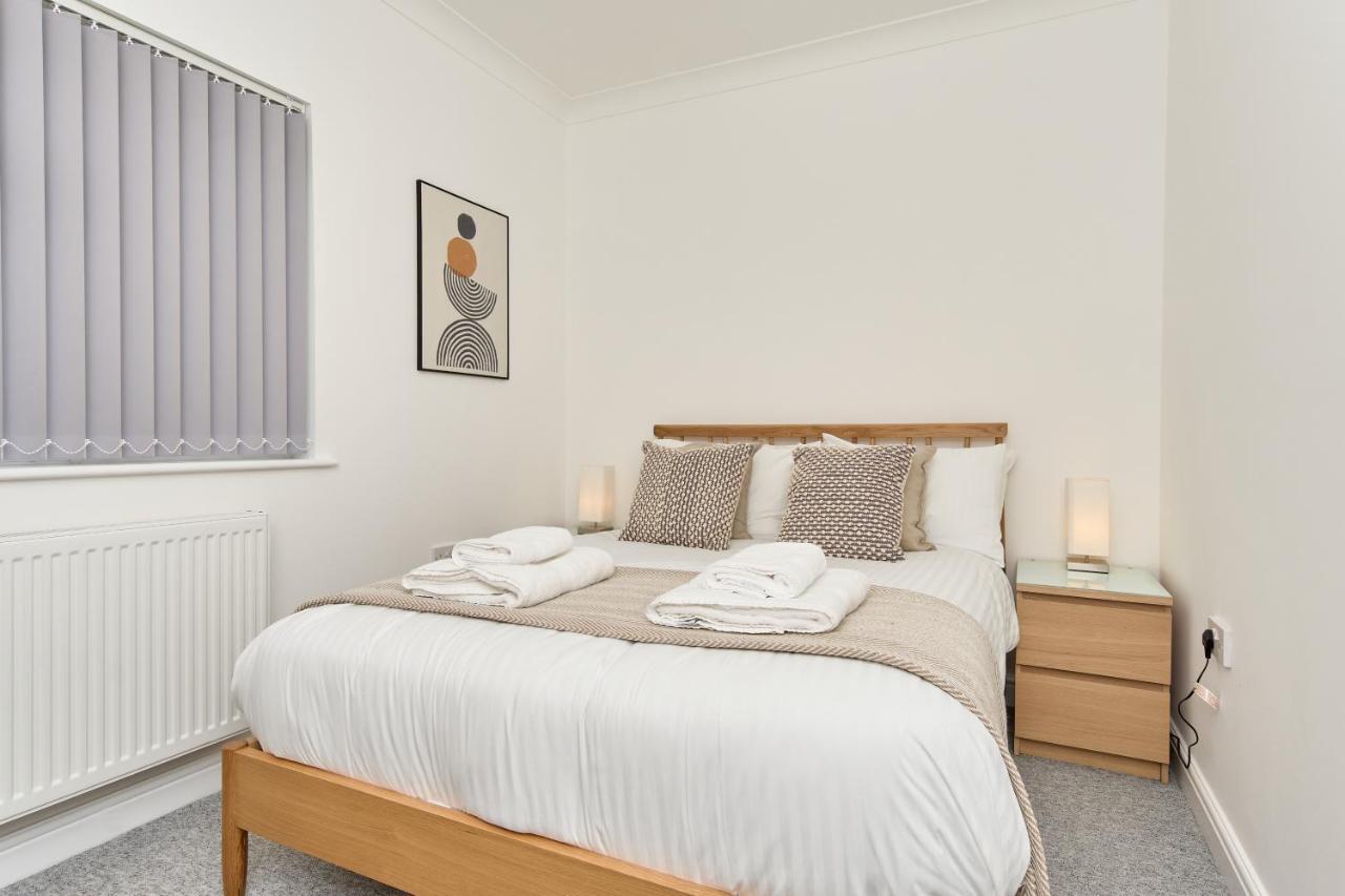 Beautiful 3 Bed Apartment In Bonchurch - Nr Ventnor - Large Outside Terrace & Parking - Dog Friendly - The Perfect Choice For Couples, Friends, Families - 5 Mins To Beach المظهر الخارجي الصورة