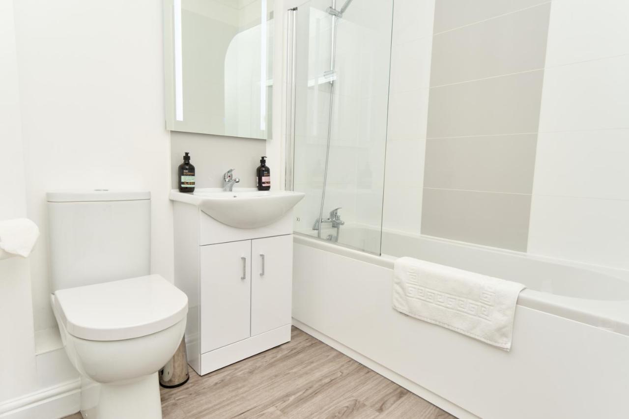 Beautiful 3 Bed Apartment In Bonchurch - Nr Ventnor - Large Outside Terrace & Parking - Dog Friendly - The Perfect Choice For Couples, Friends, Families - 5 Mins To Beach المظهر الخارجي الصورة