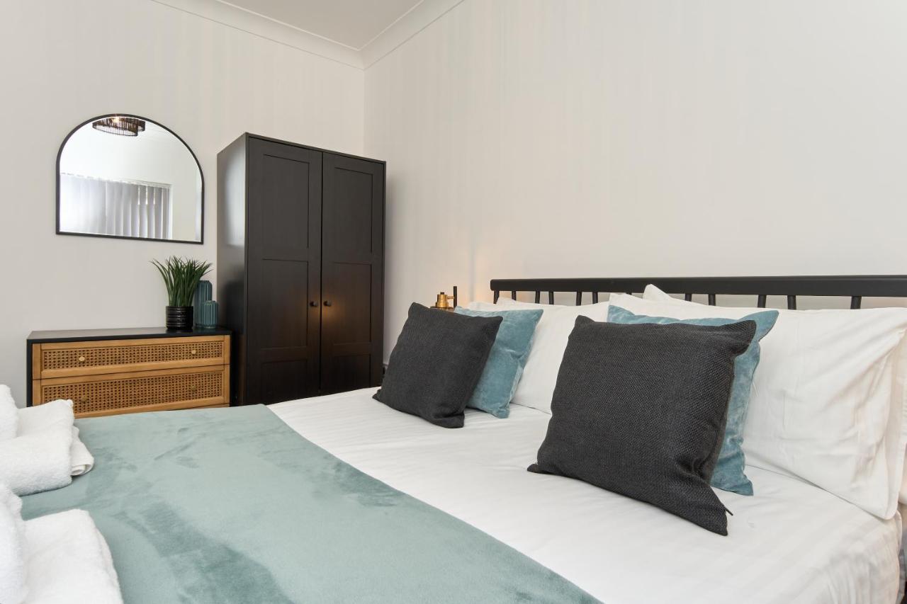 Beautiful 3 Bed Apartment In Bonchurch - Nr Ventnor - Large Outside Terrace & Parking - Dog Friendly - The Perfect Choice For Couples, Friends, Families - 5 Mins To Beach المظهر الخارجي الصورة