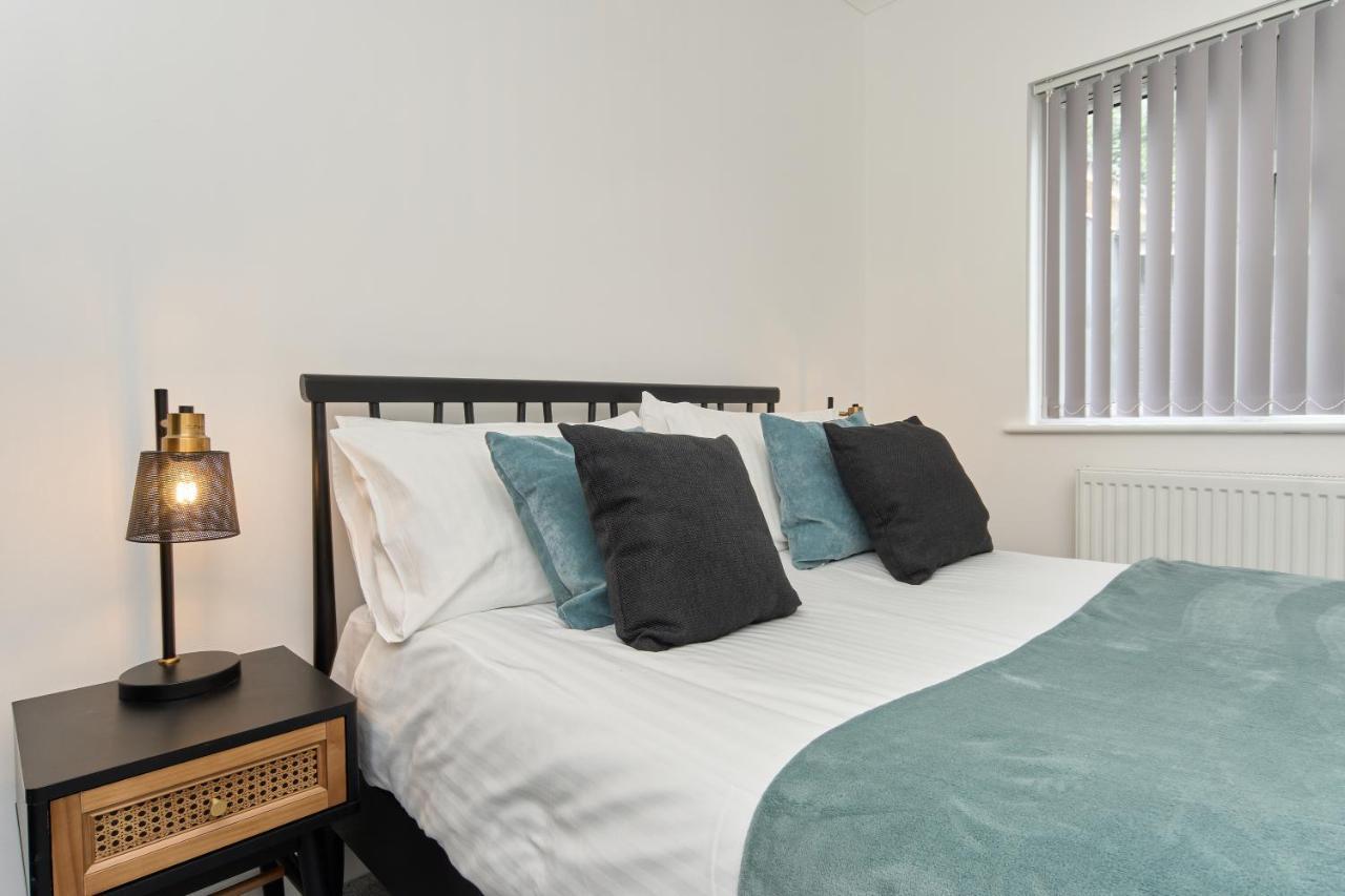 Beautiful 3 Bed Apartment In Bonchurch - Nr Ventnor - Large Outside Terrace & Parking - Dog Friendly - The Perfect Choice For Couples, Friends, Families - 5 Mins To Beach المظهر الخارجي الصورة