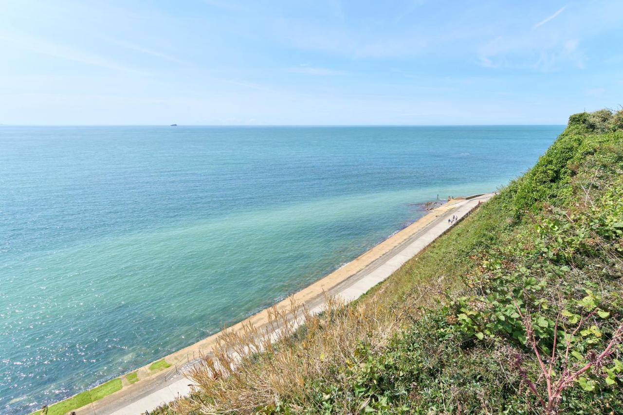 Beautiful 3 Bed Apartment In Bonchurch - Nr Ventnor - Large Outside Terrace & Parking - Dog Friendly - The Perfect Choice For Couples, Friends, Families - 5 Mins To Beach المظهر الخارجي الصورة
