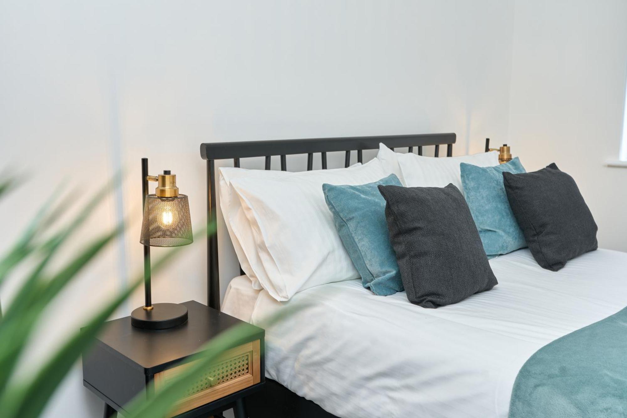 Beautiful 3 Bed Apartment In Bonchurch - Nr Ventnor - Large Outside Terrace & Parking - Dog Friendly - The Perfect Choice For Couples, Friends, Families - 5 Mins To Beach المظهر الخارجي الصورة