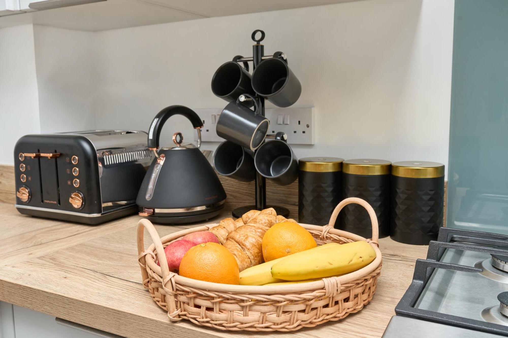 Beautiful 3 Bed Apartment In Bonchurch - Nr Ventnor - Large Outside Terrace & Parking - Dog Friendly - The Perfect Choice For Couples, Friends, Families - 5 Mins To Beach المظهر الخارجي الصورة