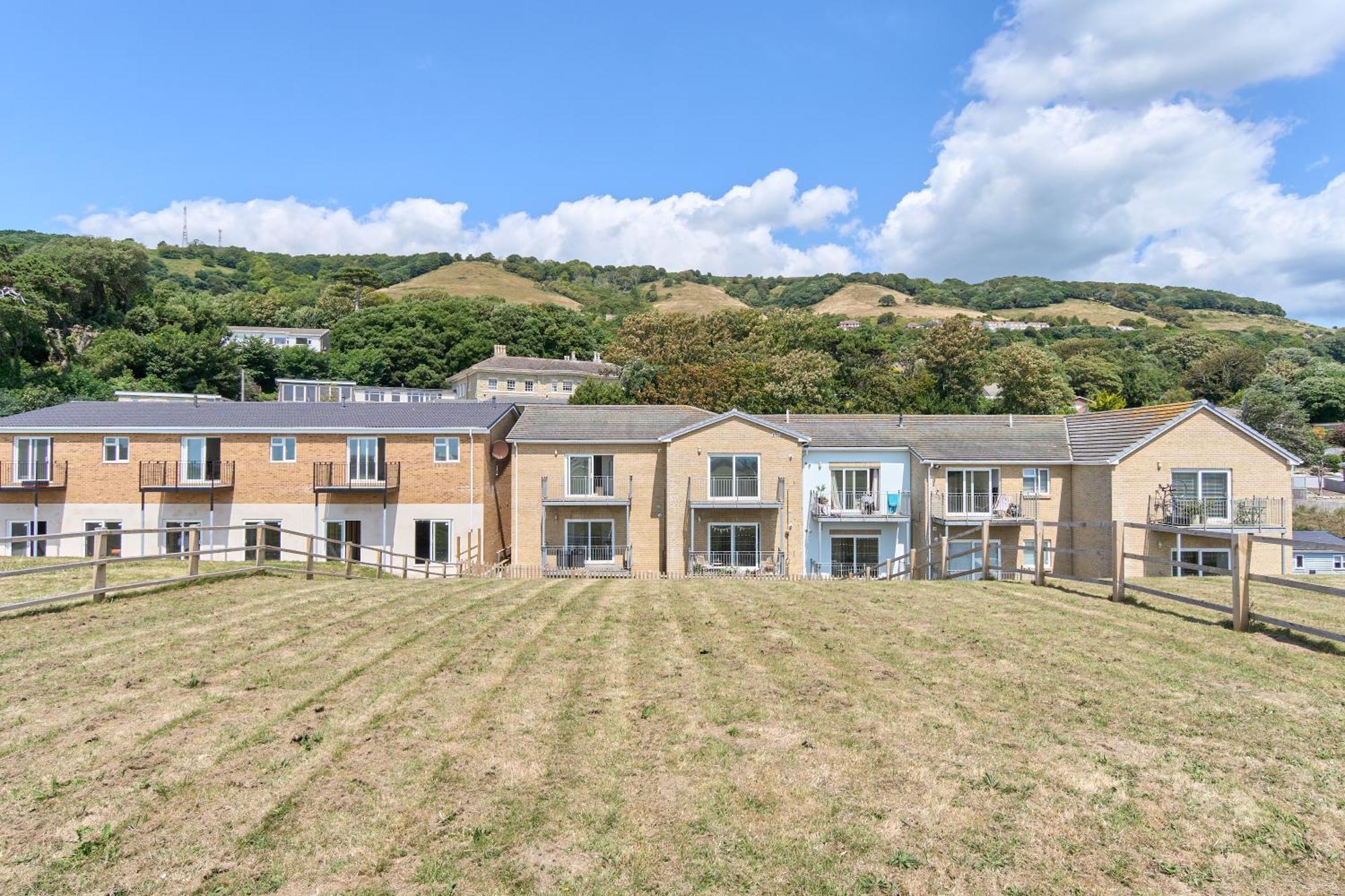 Beautiful 3 Bed Apartment In Bonchurch - Nr Ventnor - Large Outside Terrace & Parking - Dog Friendly - The Perfect Choice For Couples, Friends, Families - 5 Mins To Beach المظهر الخارجي الصورة