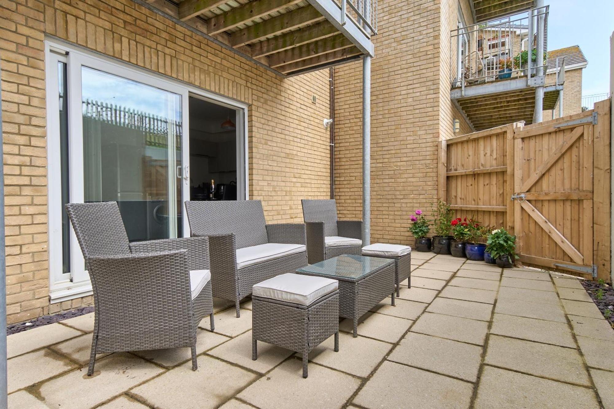 Beautiful 3 Bed Apartment In Bonchurch - Nr Ventnor - Large Outside Terrace & Parking - Dog Friendly - The Perfect Choice For Couples, Friends, Families - 5 Mins To Beach المظهر الخارجي الصورة