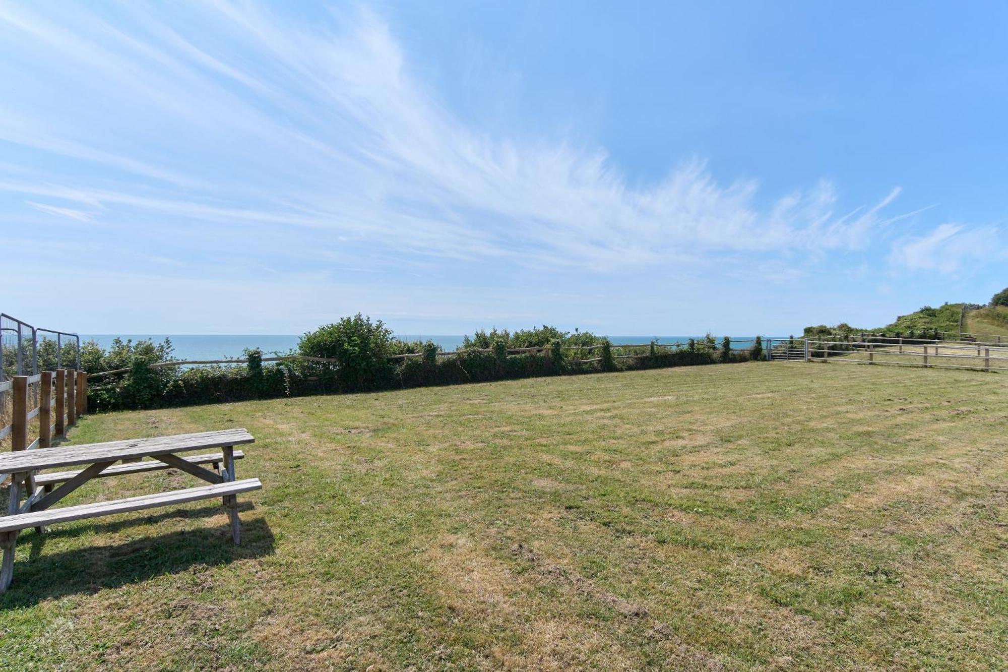 Beautiful 3 Bed Apartment In Bonchurch - Nr Ventnor - Large Outside Terrace & Parking - Dog Friendly - The Perfect Choice For Couples, Friends, Families - 5 Mins To Beach المظهر الخارجي الصورة